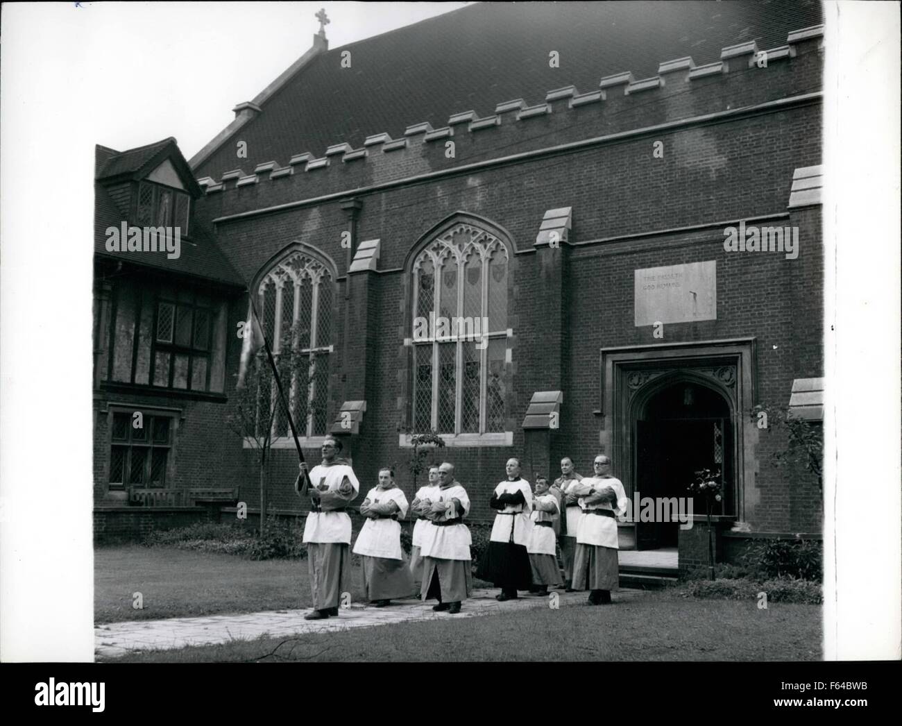 1957 - moderni crociati: dopo un conclave Service nei Docklands Cappella di insediamento, i moderni crociati lasciare in processione con il loro degno Abate, la loro spada portatore, e i loro degni Master. © Keystone Pictures USA/ZUMAPRESS.com/Alamy Live News Foto Stock