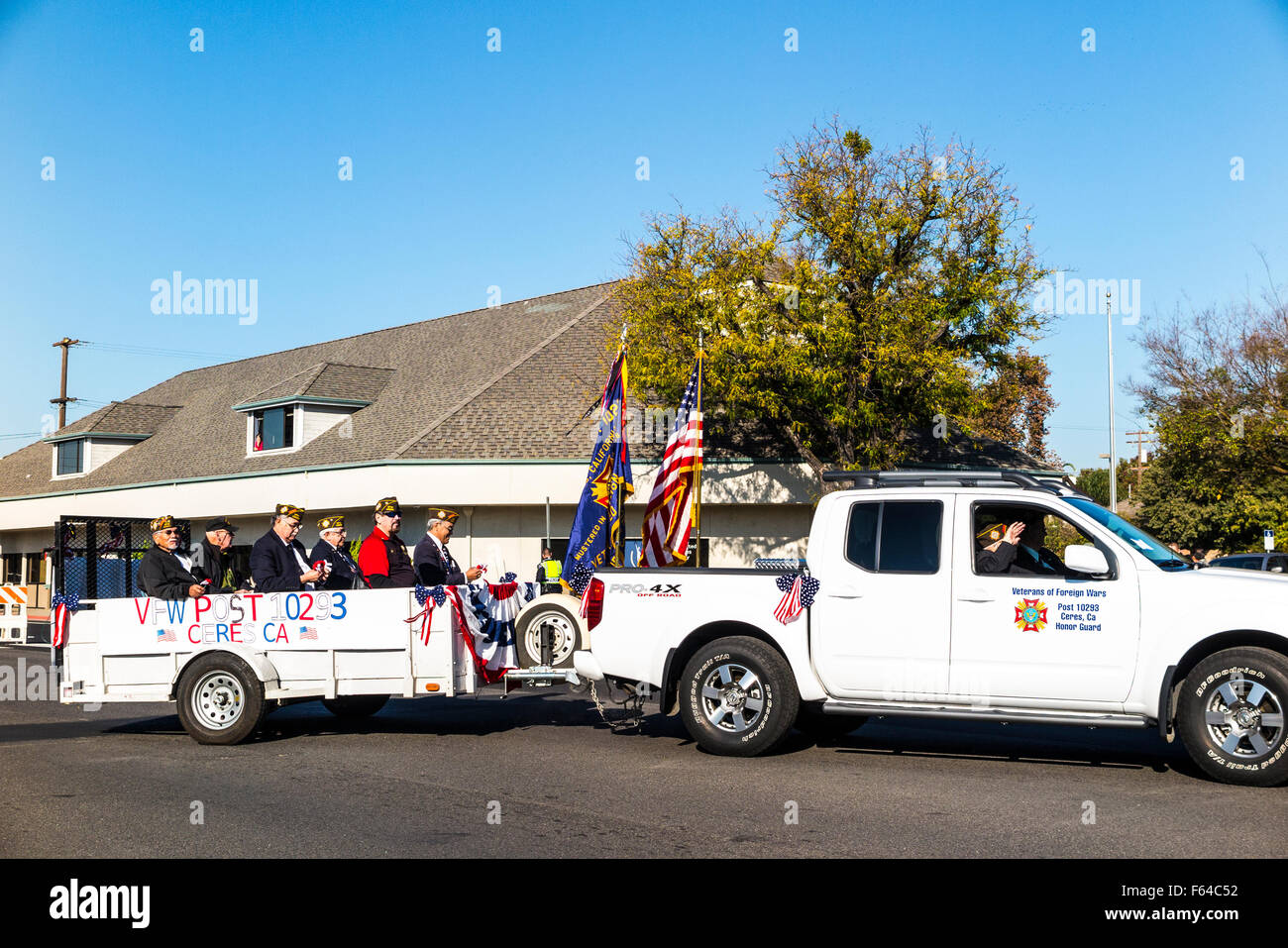 Modesto, California, USA. Xi Nov, 2015. Un gruppo di veterani delle guerre straniere ride in un rimorchio nel modesto California veterani parata del giorno: Credito John Crowe/Alamy Live News Foto Stock