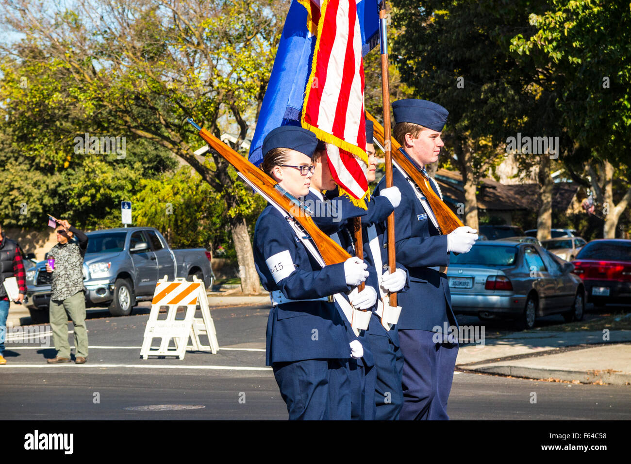 Modesto, California, USA. Xi Nov, 2015. Civil Air Patrol Cadetti marciando nel modesto California veterani parata del giorno. Credito: John Crowe/Alamy Live News Foto Stock