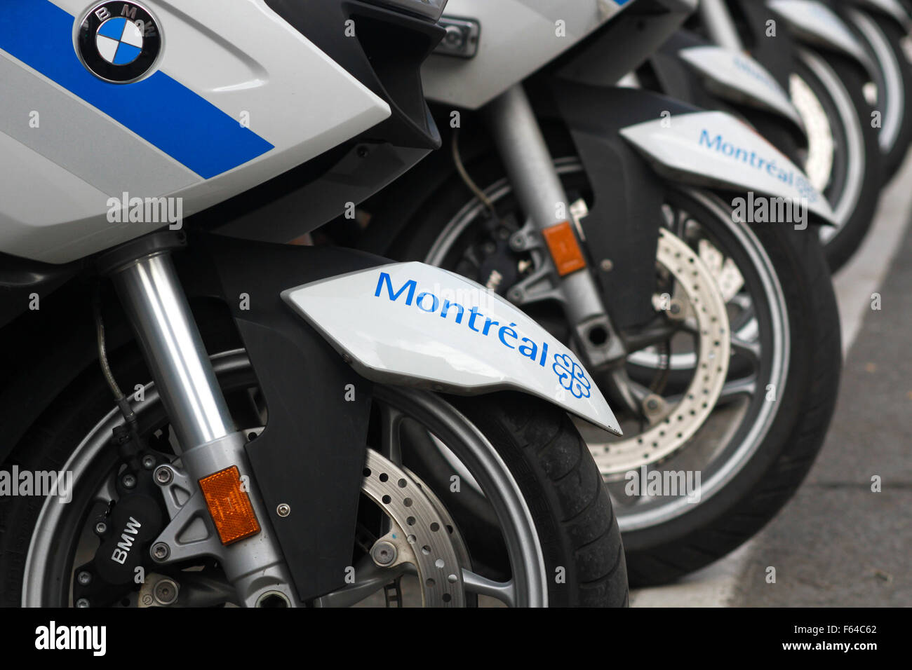 Montreal, Canada. Xi Nov, 2015. La polizia moto parcheggiata durante il Giorno del Ricordo celebrazioni presso la McGill University di Montreal, Que., nov. 11, 2015. Credito: Lee Brown/Alamy Live News Foto Stock