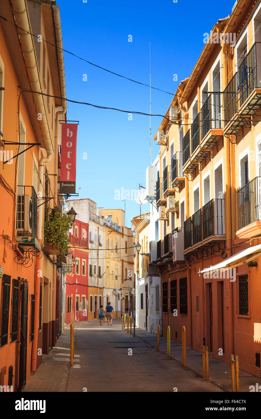 Antica e tranquilla strada di città in Denia Spagna Foto Stock