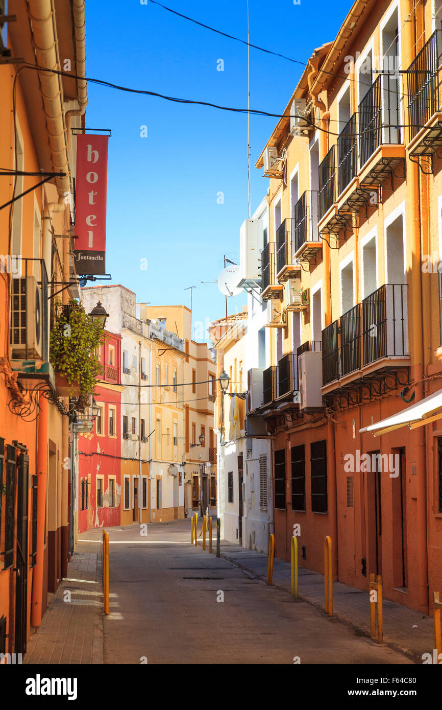 Antica e tranquilla strada di città in Denia Spagna Foto Stock
