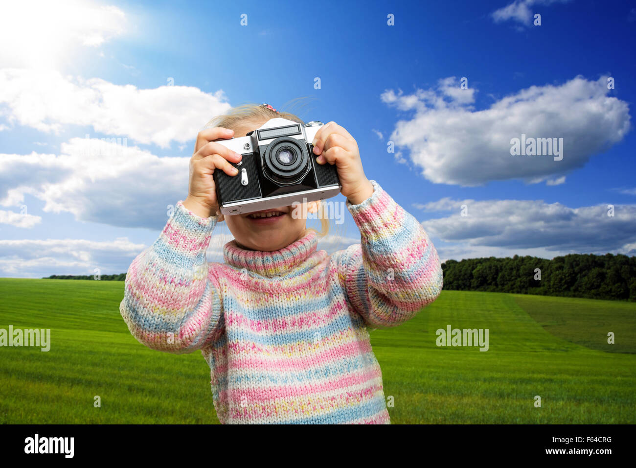 Bambina prende foto su sfondo natura Foto Stock