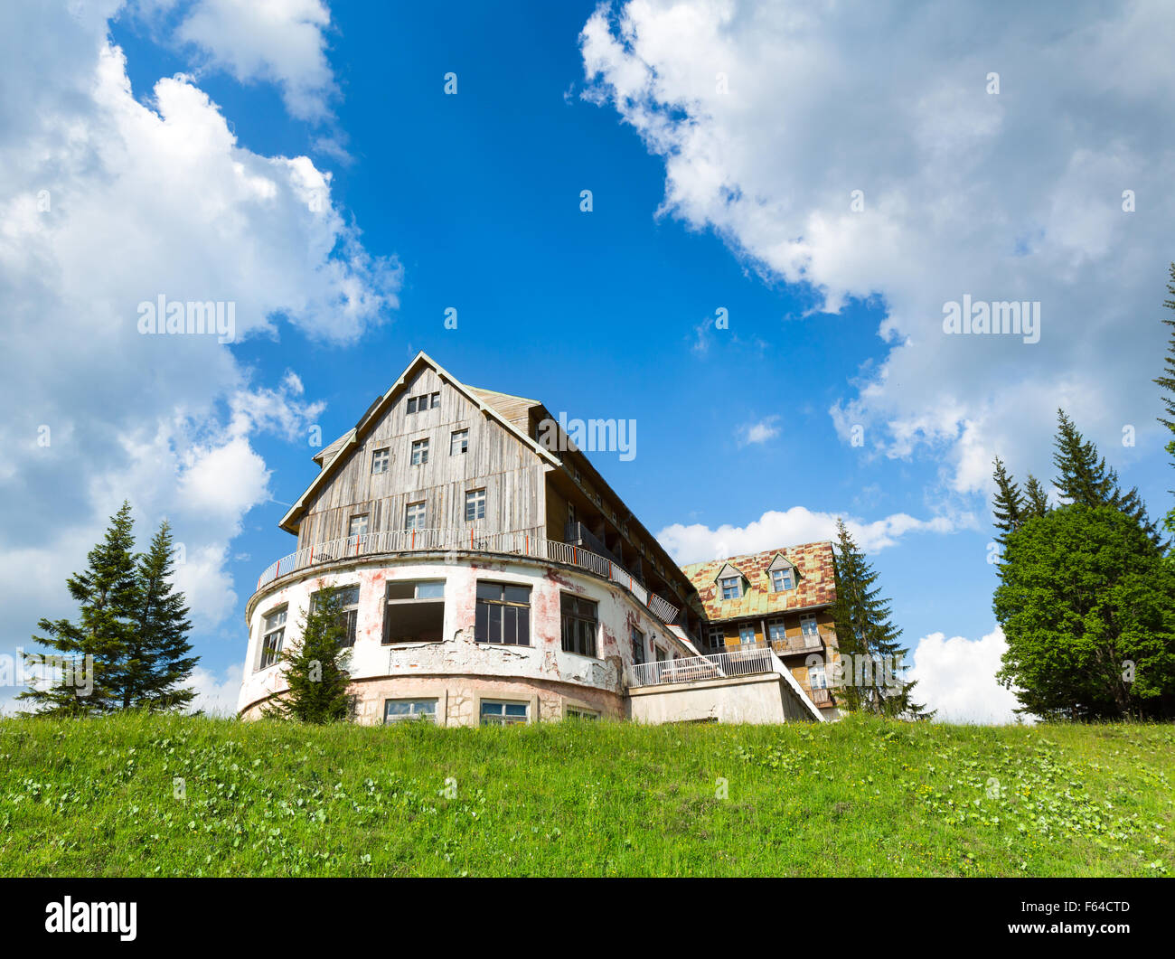 Grande casa abbandonata nella foresta verde Foto Stock