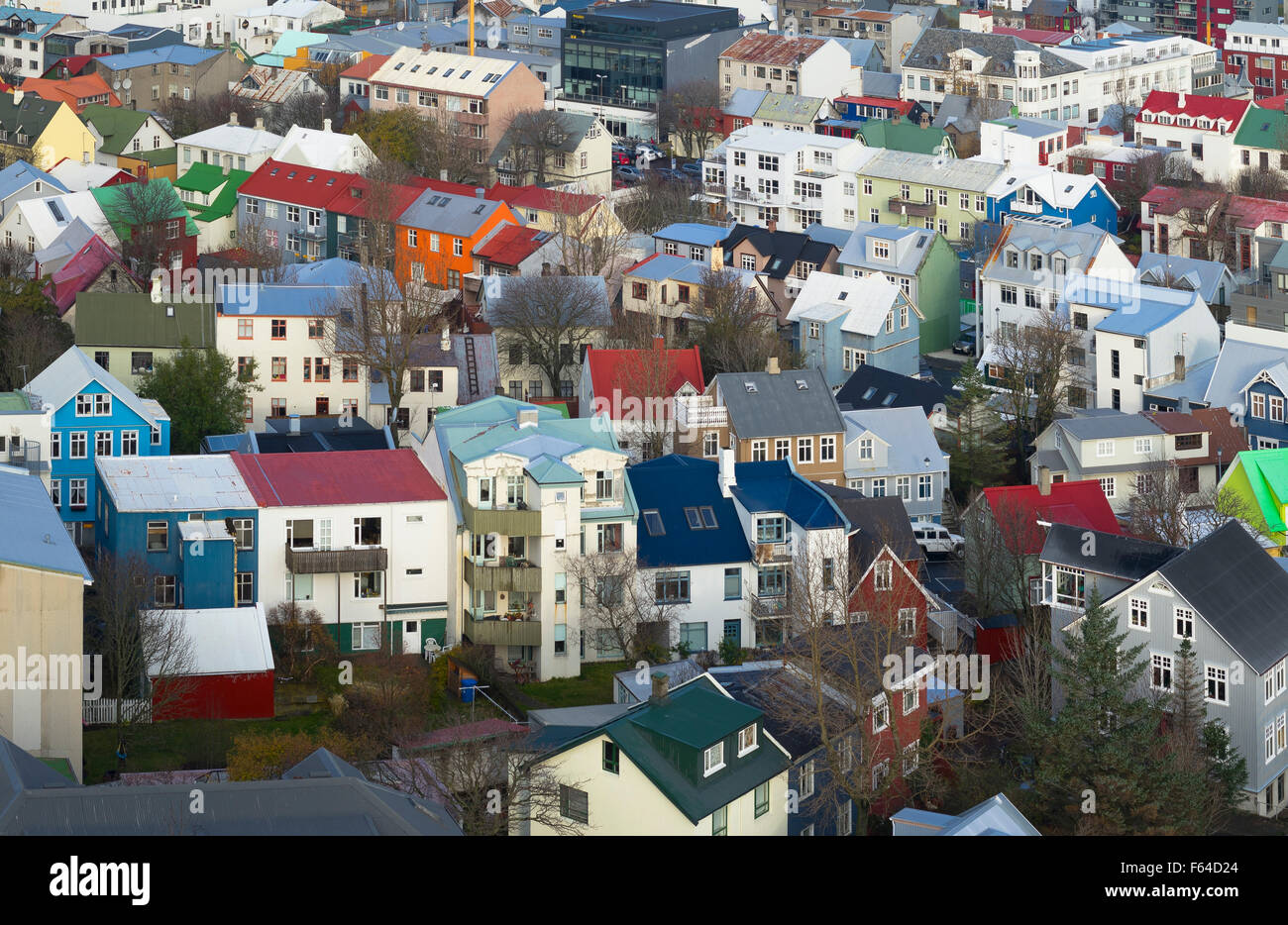 Vista aerea di Reykjavik, Islanda, preso dalla chiesa Hallgrimskikja tower, mostrando i colorati edifici della città. Foto Stock