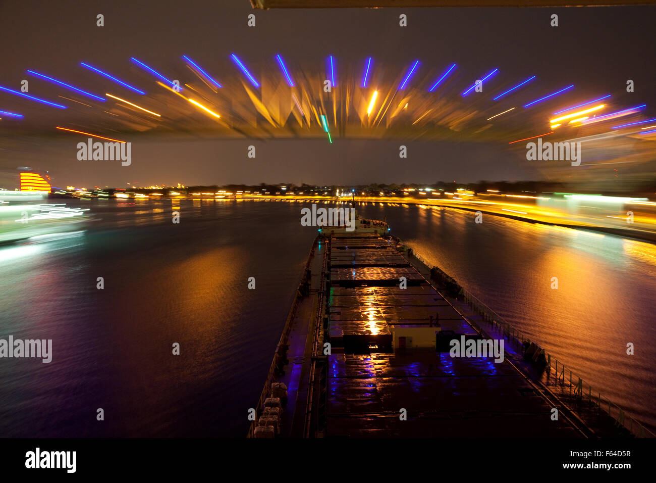 Su una nave Laker sui grandi laghi di notte vista ponte proveniente sotto il ponte di Bluewater, Port Huron MI Foto Stock