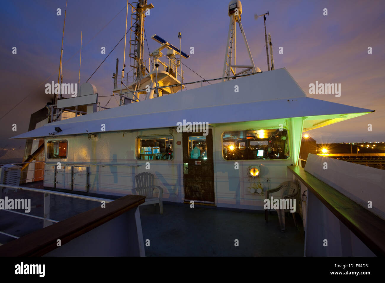 Su una nave Laker sui Grandi Laghi a vista notturna del ponte da parafango a ponte Foto Stock