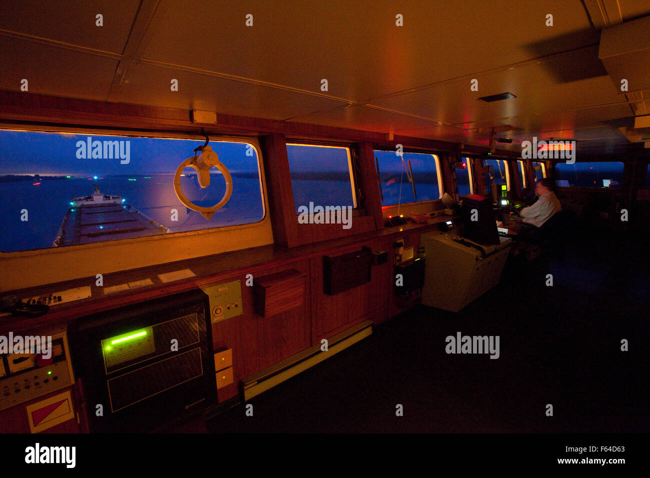 Su una nave Laker sui grandi laghi di notte vista ponte Foto Stock