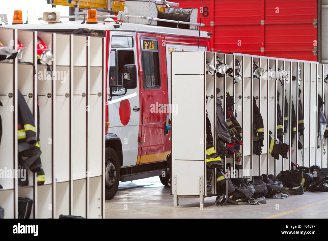 Interno della stazione dei vigili del fuoco. Pronto per la risposta di fuoco Foto Stock