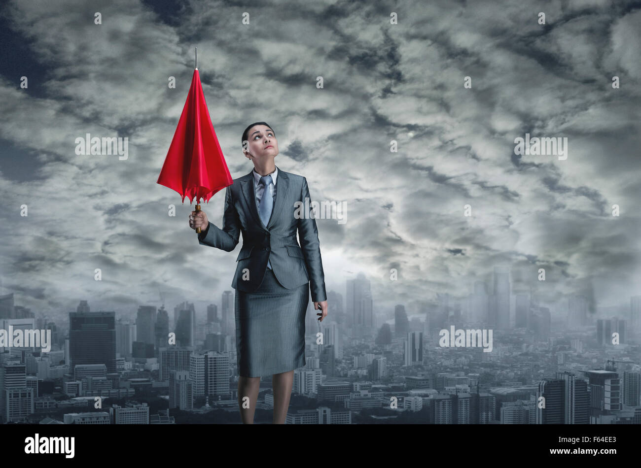 Imprenditrice con ombrello chiuso in caso di maltempo Foto Stock