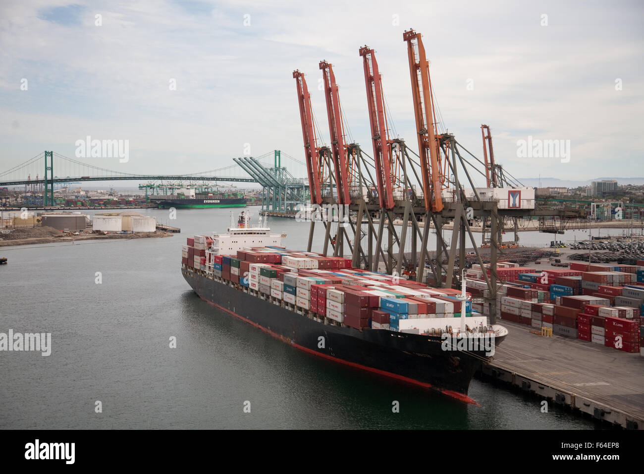 Contenitore nave pronta per la vela al Porto di Los Angeles CA vista aerea Foto Stock