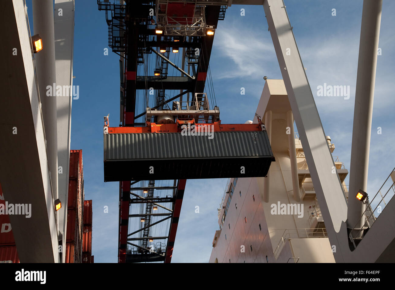 Contenitore di spedizione essendo caricati a bordo di una nave Foto Stock