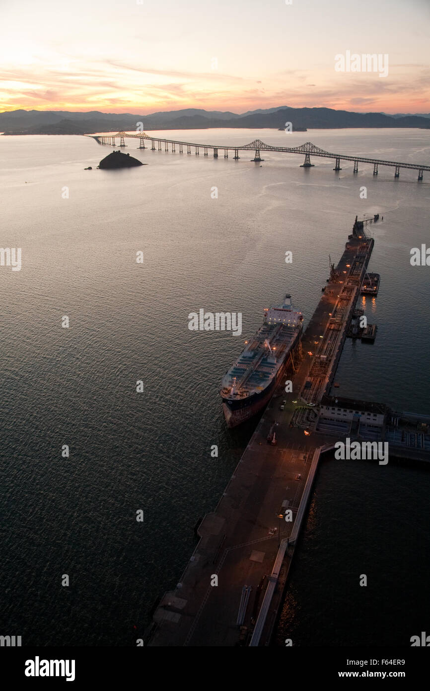 Petroliera al Long Wharf Richmond antenna CA twilight notte vista serale Foto Stock