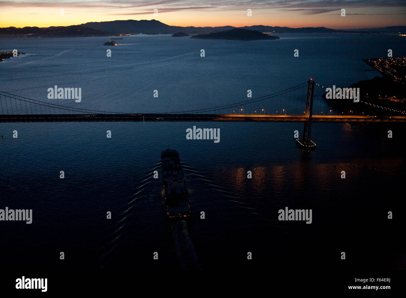 Nave a vela al San Francisco Bay vista aerea di notte Foto Stock
