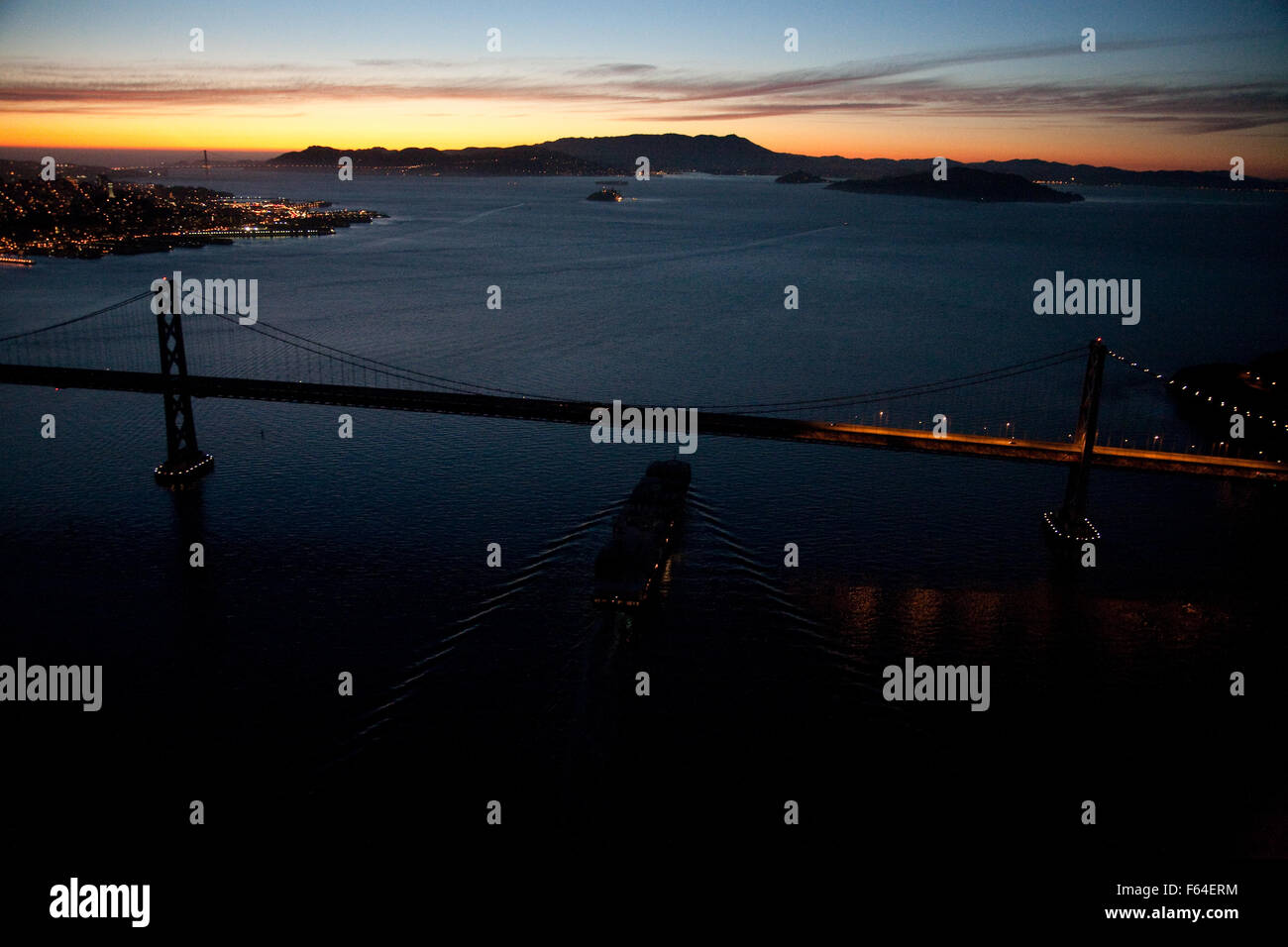 Nave a vela al San Francisco Bay vista aerea di notte sotto il Bay Bridge Foto Stock