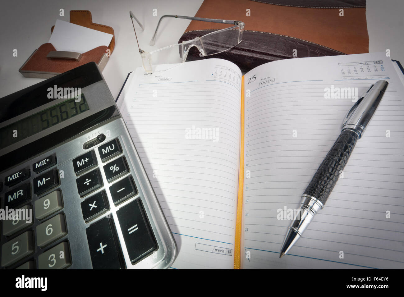 Desktop aziendale. Diario di business, calcolatrice e penna Foto Stock