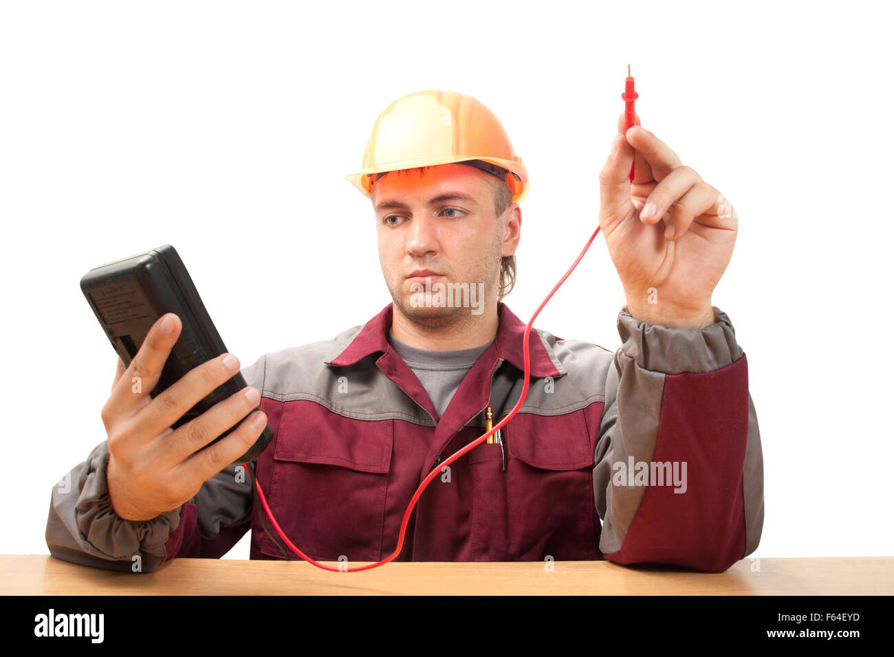 Elettricista a lavoro. Isolare su bianco Foto Stock