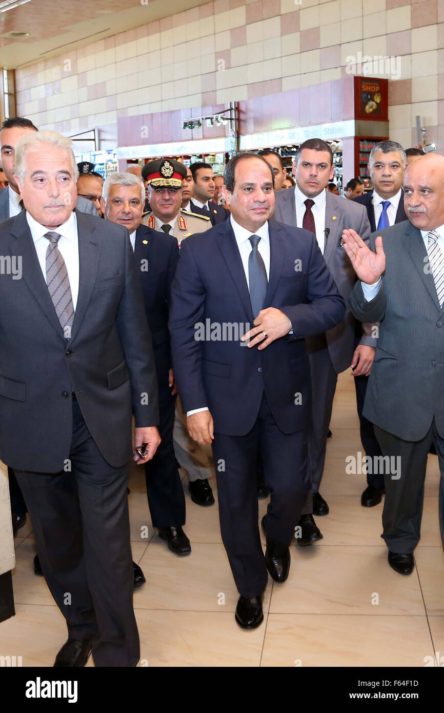 Sharm El Sheikh, Egitto. Xi Nov, 2015. Handout foto dall'Egitto è stato eseguito MENA news agency mostra il presidente egiziano Abdel Fattah al-Sisi (anteriore-C) in arrivo presso l'Aeroporto Internazionale di Sharm el-Sheikh nel Sinai, Egitto, nov. 11, 2015. In un segno per incrementare il turismo a Sharm el-Sheikh resort dopo un aereo russo si è schiantato, Presidente egiziano Abdel-Fattah al-Sisi pagato una visita a sorpresa qui il mercoledì per ispezionare la situazione della sicurezza. Credito: MENA/Xinhua/Alamy Live News Foto Stock