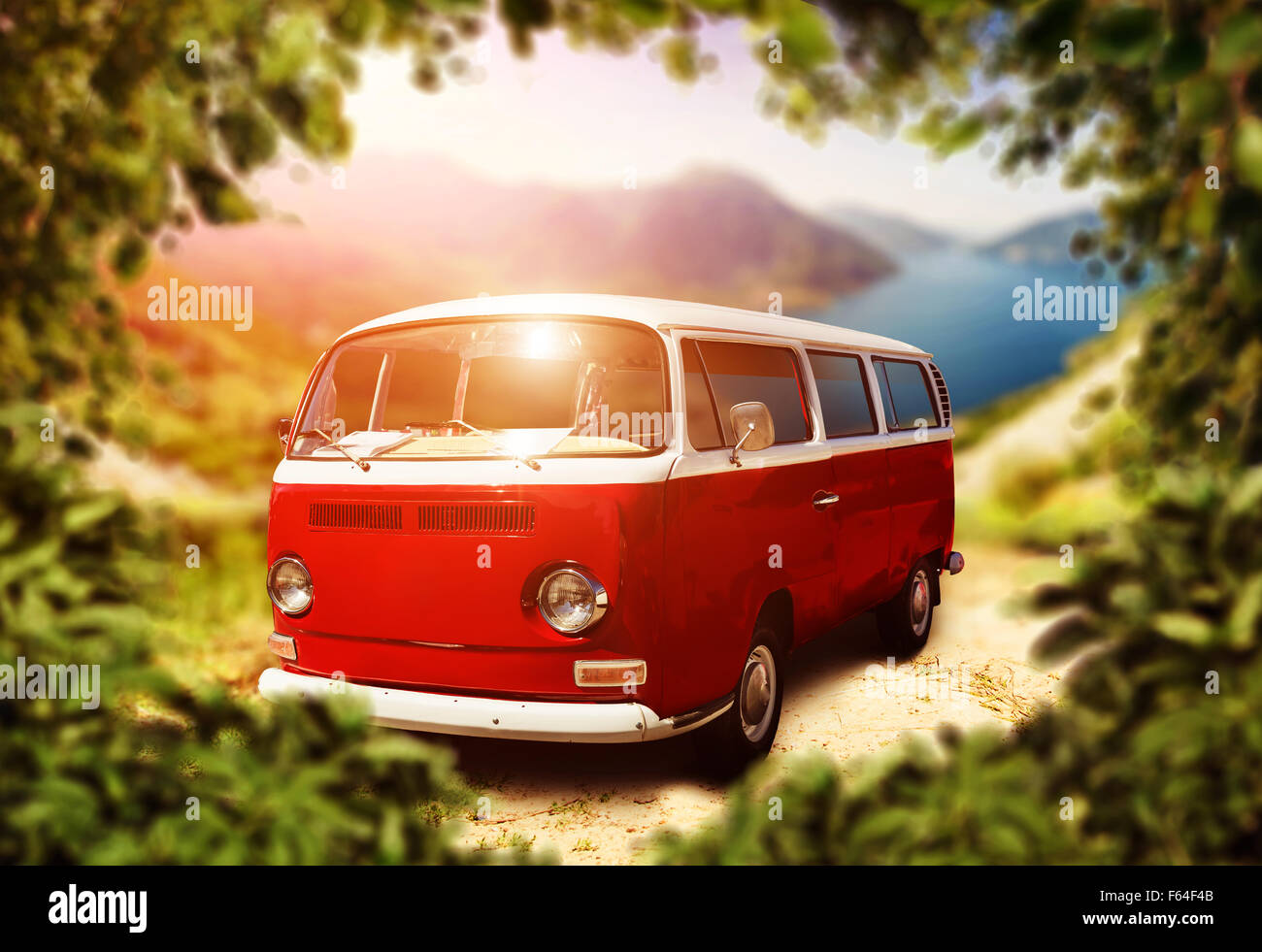 Retro rosso permanente bus contro la natura Foto Stock