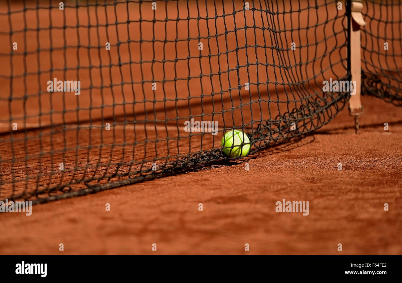 Dettaglio colpo con una palla da tennis vicino alla rete su un campo da tennis in terra battuta Foto Stock