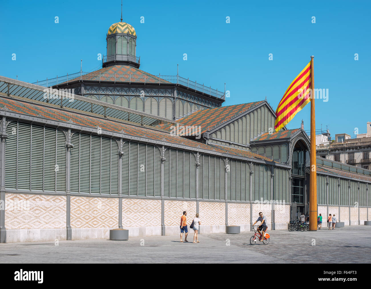 Ciclista e walkers davanti alla facciata principale di El Born mercato o Mercat del Born. Situato a Barcellona, Spagna. Foto Stock