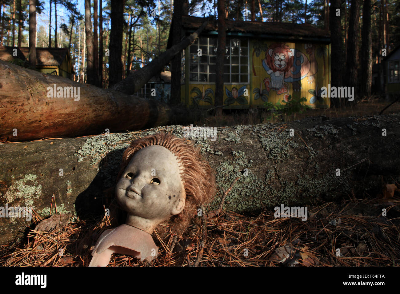 Una bambola orfani in abbandonato holiday camp Izumrodnoe, situato nei pressi del laghetto di raffreddamento della centrale nucleare di Cernobyl. Zona di esclusione, Ucraina Foto Stock