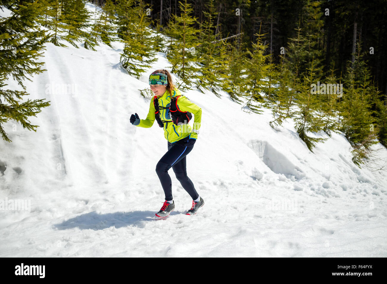 Trail Running donna runner in montagne invernali sulla neve. Ispirazione e motivazione il concetto di fitness con splendida ispirazione Foto Stock