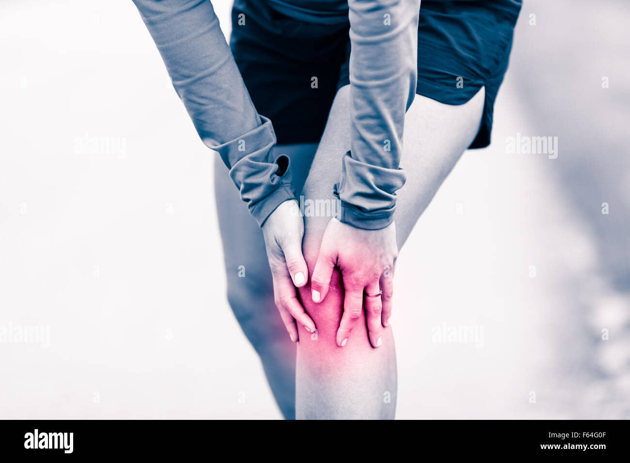 I corridori ginocchio dolore alle gambe, donna mal tenuta e overtrained dolorosa del ginocchio, lo stiramento o crampi ache riempito con rosa rossa luminosa. Foto Stock