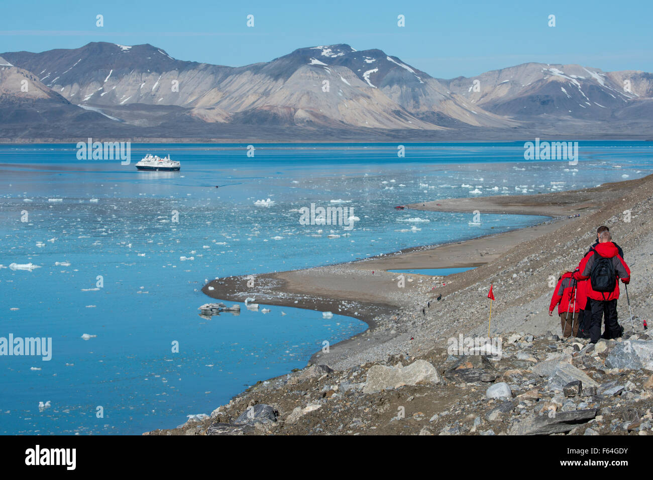 Norvegia, il Mare di Barents, Svalbard, Spitsbergen, 14 luglio ghiacciaio (79° 07' 33' N - 11° 48' 05" E). I turisti escursioni a piedi lungo il sentiero roccioso Foto Stock