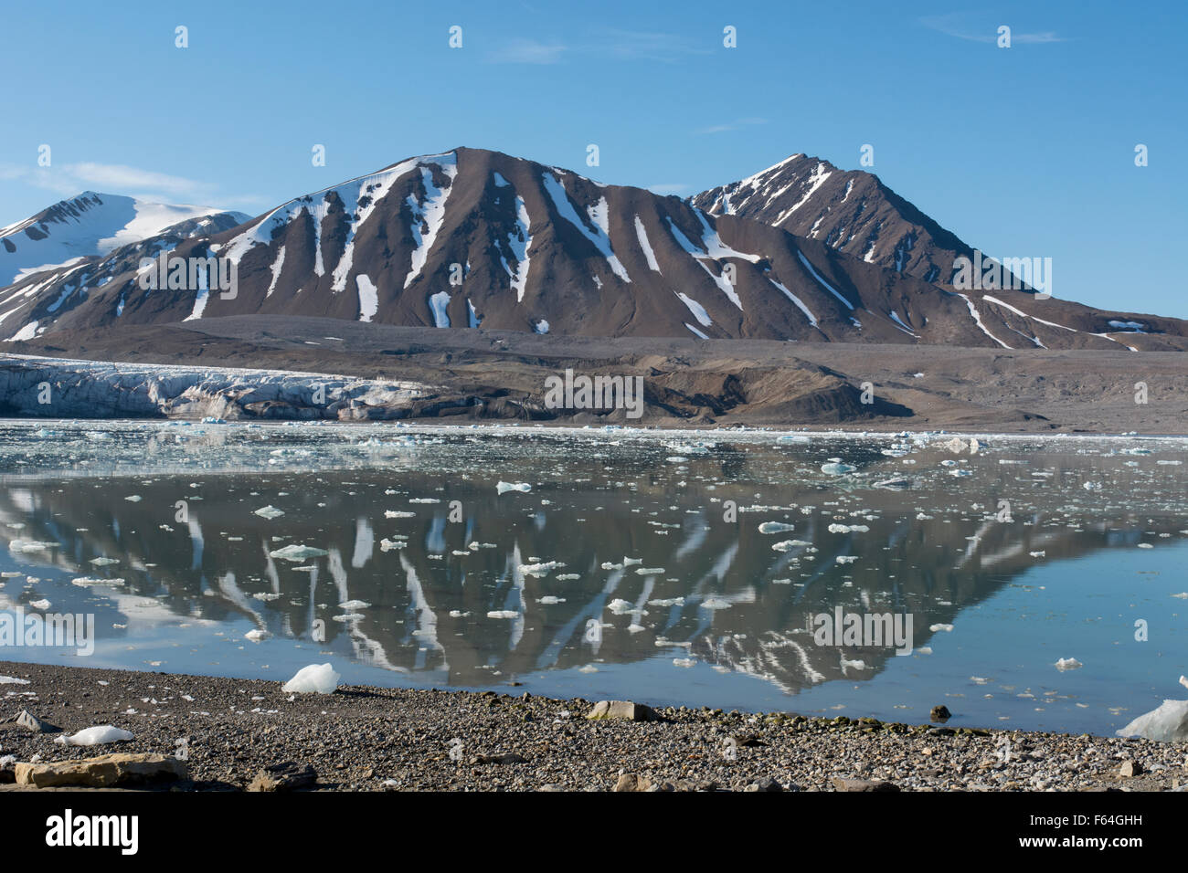 Norvegia, il Mare di Barents, Svalbard, Spitsbergen. La baia è calma e paesaggio di montagna nella parte anteriore del XIV Luglio ghiacciaio (79° 07' 33' N - 11° 4 Foto Stock