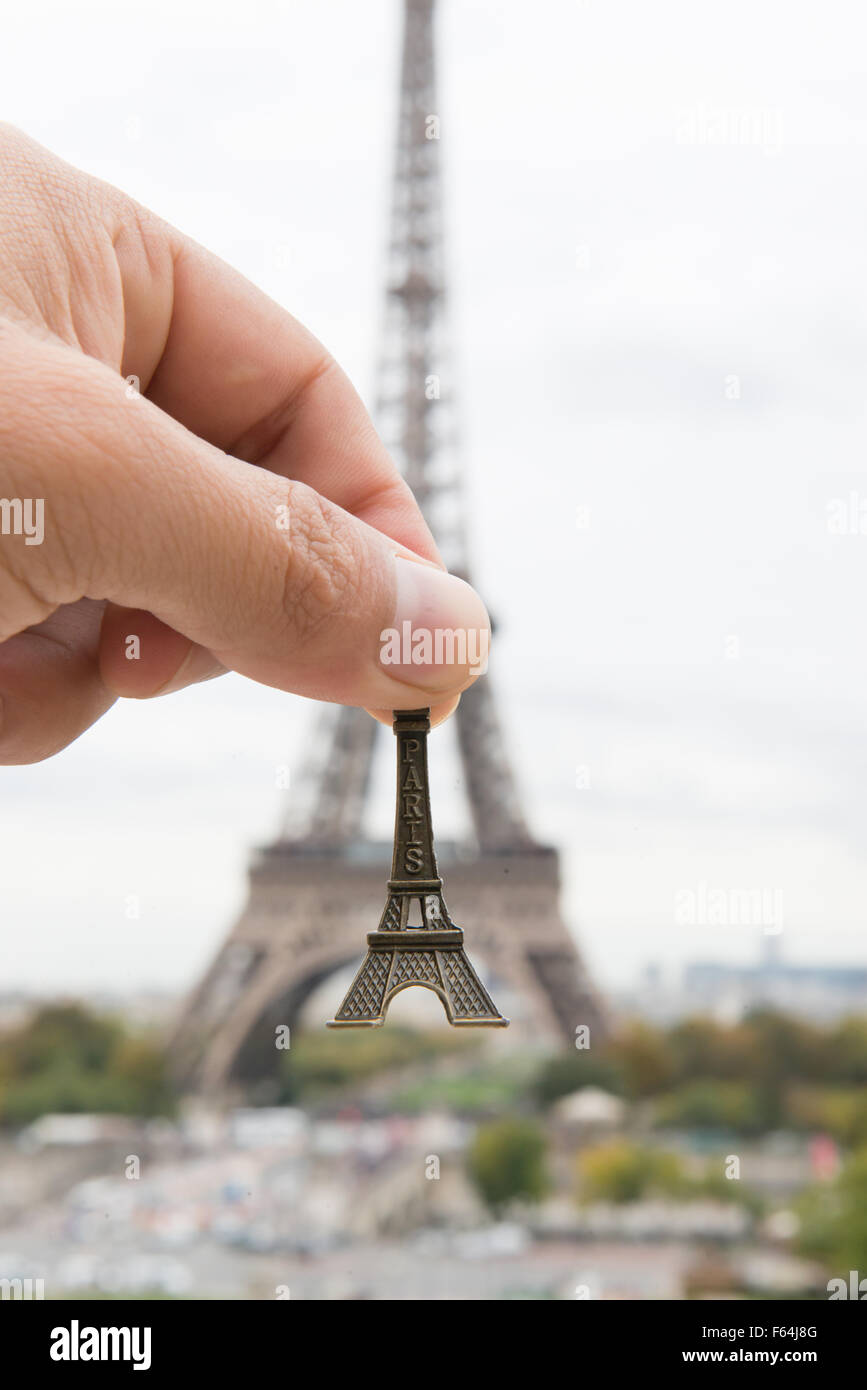 Tenere in mano la torre eiffel modello Foto Stock