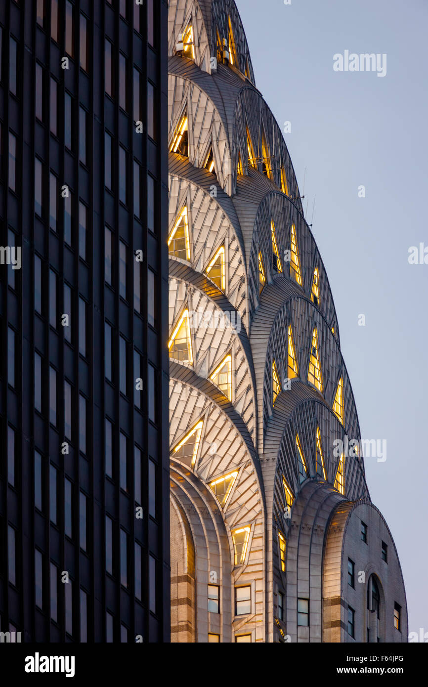 Dettaglio di illuminata Art Deco corona di Midtown Manhattan Chrysler Building prima del tramonto. La città di New York. Foto Stock