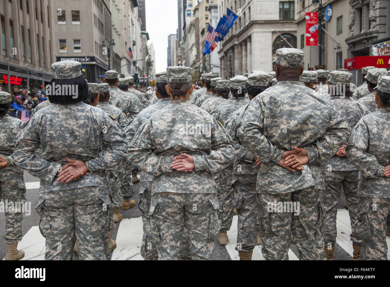 New York, Stati Uniti d'America. Xi Nov, 2015. Reduci dal e in rappresentanza di tutte le guerre con noi il coinvolgimento in marzo il veterano del giorno Parade di New York City. Credito: David Grossman/Alamy Live News Foto Stock