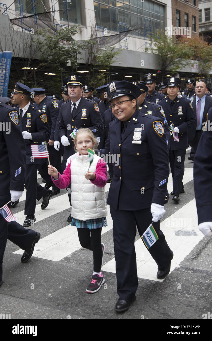 New York, Stati Uniti d'America. Xi Nov, 2015. Reduci dal e in rappresentanza di tutte le guerre con noi il coinvolgimento in marzo il veterano del giorno Parade di New York City. Credito: David Grossman/Alamy Live News Foto Stock