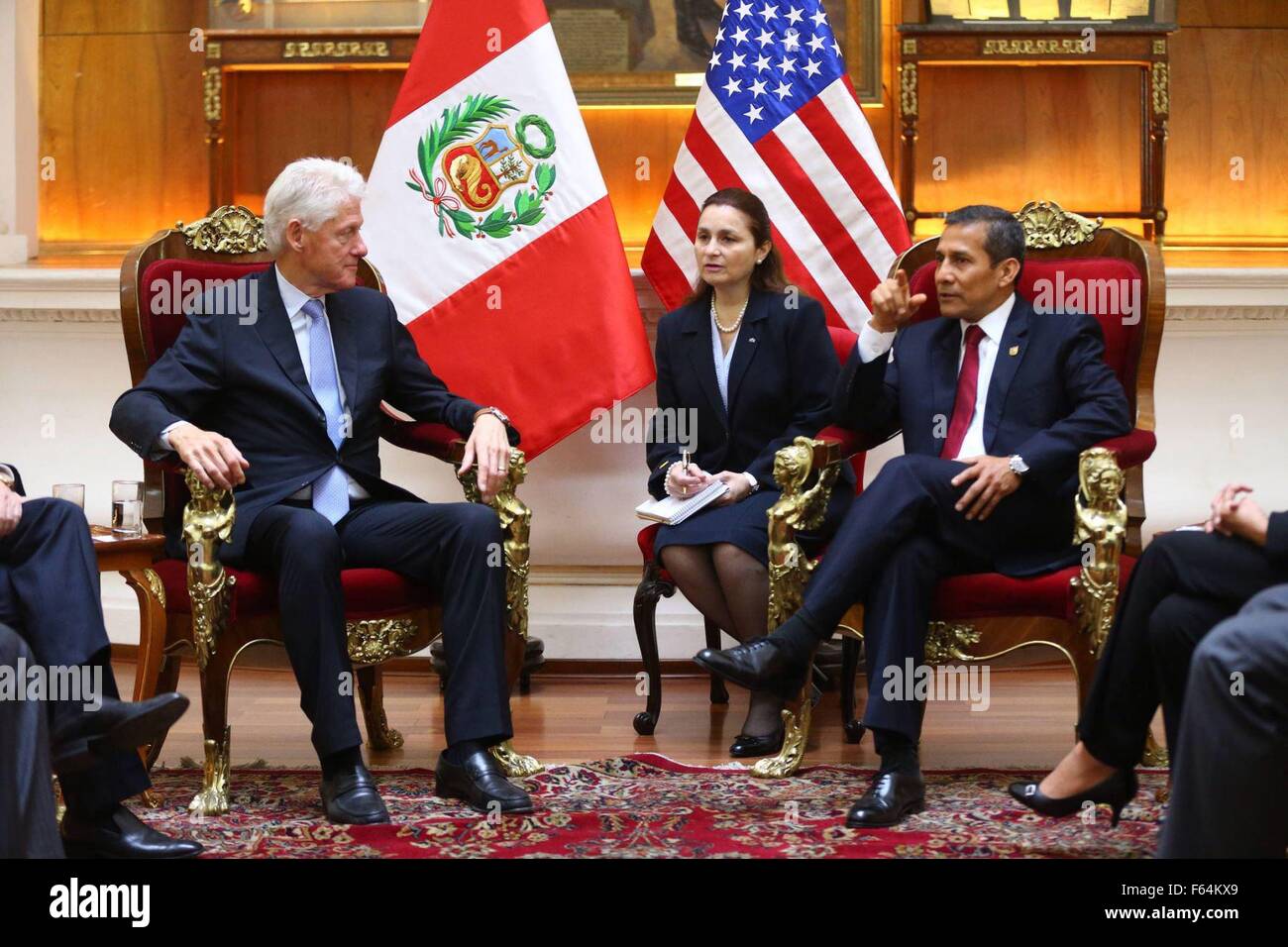 Lima, Perù. Xi Nov, 2015. Presidente peruviano Ollanta Humala(R) soddisfa con visitare l'ex presidente degli Stati Uniti Bill Clinton (L) al Palazzo del Governo di Lima, Perù, nov. 11, 2015. Clinton è in Lima come parte di un tour regionale tra cui El Salvador e Panama, che mira a promuovere la campagna di attenuazione contro il riscaldamento globale e la riduzione delle emissioni di gas a effetto serra. © Presidential Press/ANDINA/Xinhua/Alamy Live News Foto Stock