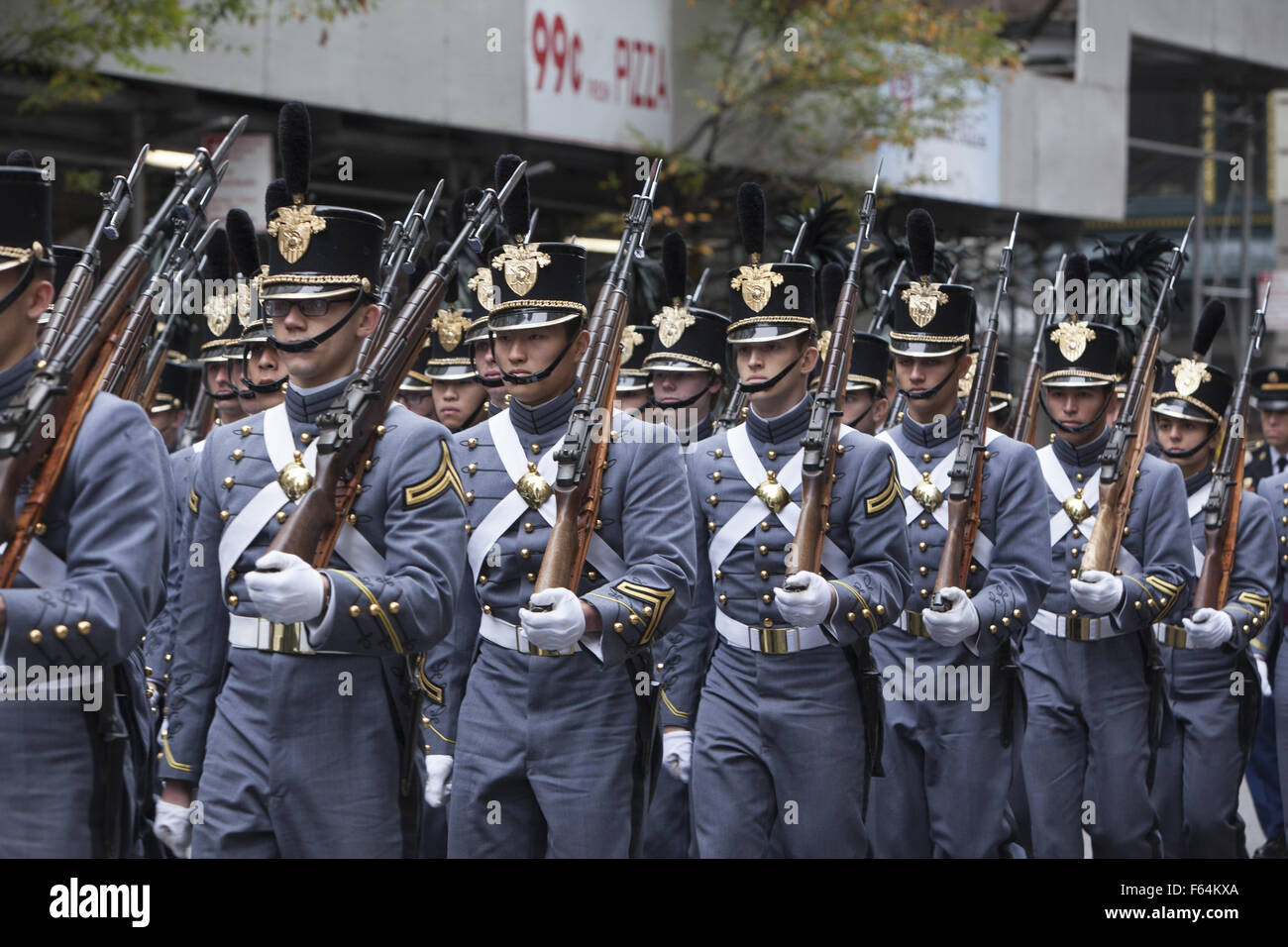 New York, Stati Uniti d'America. Xi Nov, 2015. Reduci dal e in rappresentanza di tutte le guerre con noi il coinvolgimento in marzo il veterano del giorno Parade di New York City. Credito: David Grossman/Alamy Live News Foto Stock