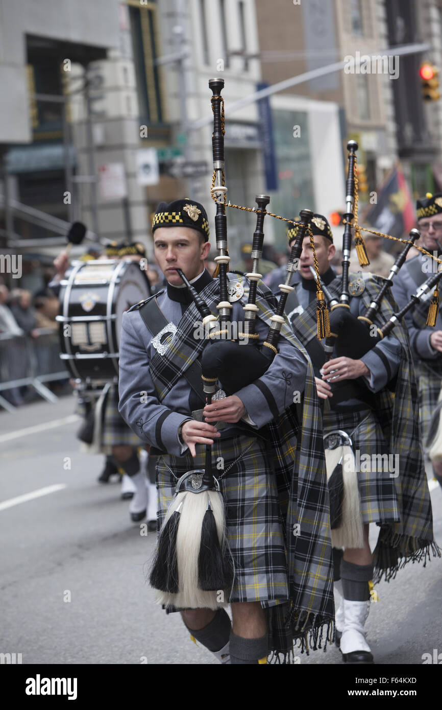 New York, Stati Uniti d'America. Xi Nov, 2015. Reduci dal e in rappresentanza di tutte le guerre con noi il coinvolgimento in marzo il veterano del giorno Parade di New York City. Credito: David Grossman/Alamy Live News Foto Stock