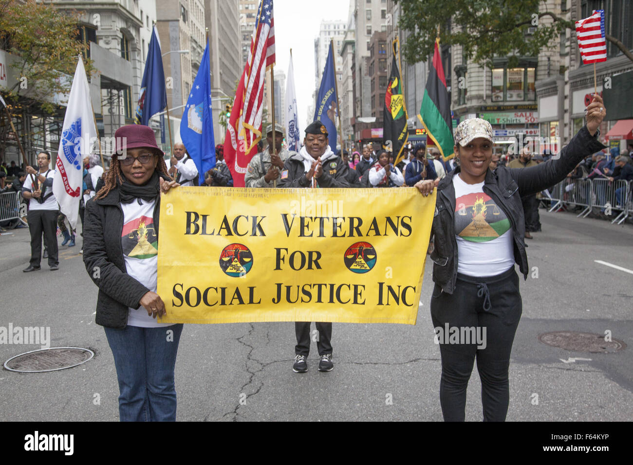 New York, Stati Uniti d'America. Xi Nov, 2015. Reduci dal e in rappresentanza di tutte le guerre con noi il coinvolgimento in marzo il veterano del giorno Parade di New York City. Credito: David Grossman/Alamy Live News Foto Stock