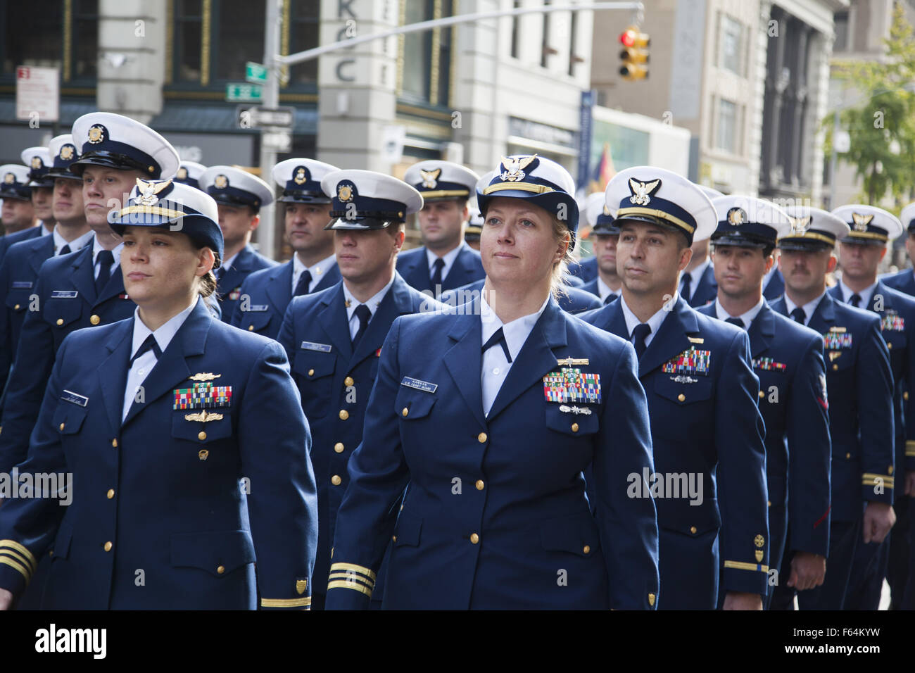 New York, Stati Uniti. 11 novembre 2015. I veterani di tutte le guerre con il coinvolgimento degli Stati Uniti marciano alla Veteran's Day Parade di New York. Agenti della Guardia Costiera DEGLI STATI UNITI in marcia. Crediti: David Grossman/Alamy Live News Foto Stock