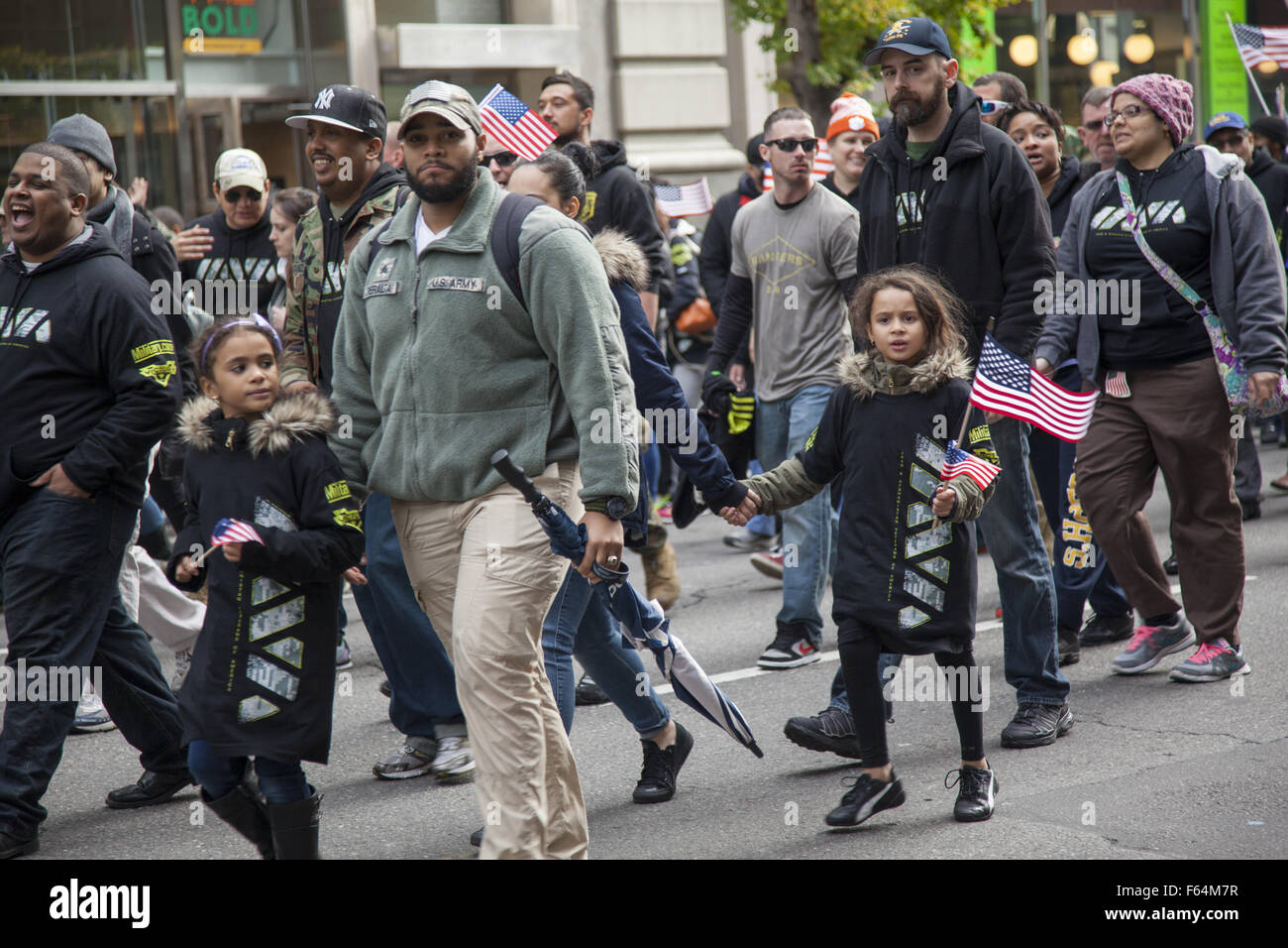 New York, Stati Uniti d'America. Xi Nov, 2015. Reduci dal e in rappresentanza di tutte le guerre con noi il coinvolgimento in marzo il veterano del giorno Parade di New York City. Iraq e Afghanistan veterinari a marzo con le loro famiglie. Credito: David Grossman/Alamy Live News Foto Stock