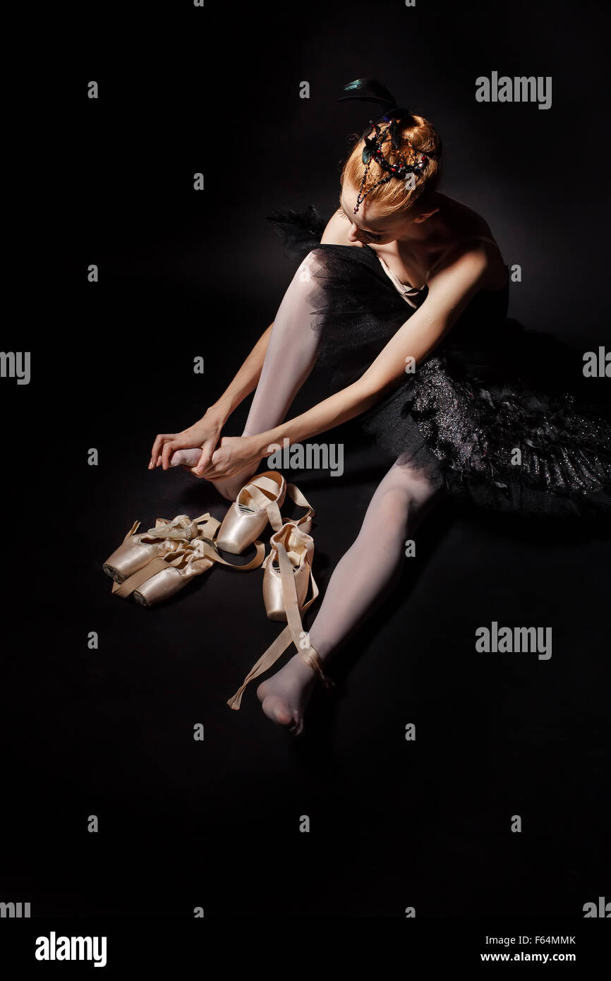 Slim ballerina in un corsetto nero e nero legatura tutu pointe scarpe. Balletto classico. Foto Stock