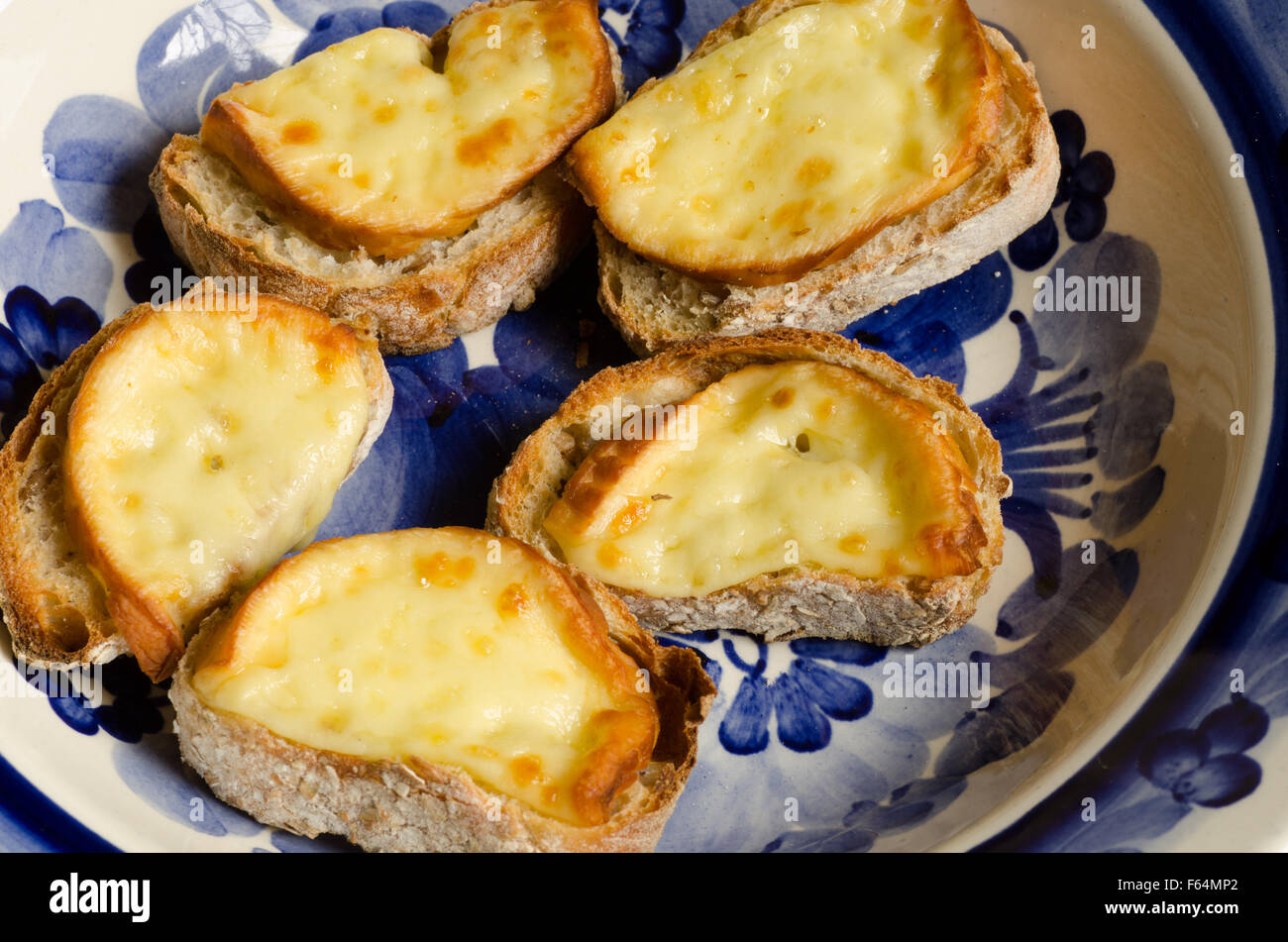 Crostini con il tradizionale formaggio oscypek Foto Stock