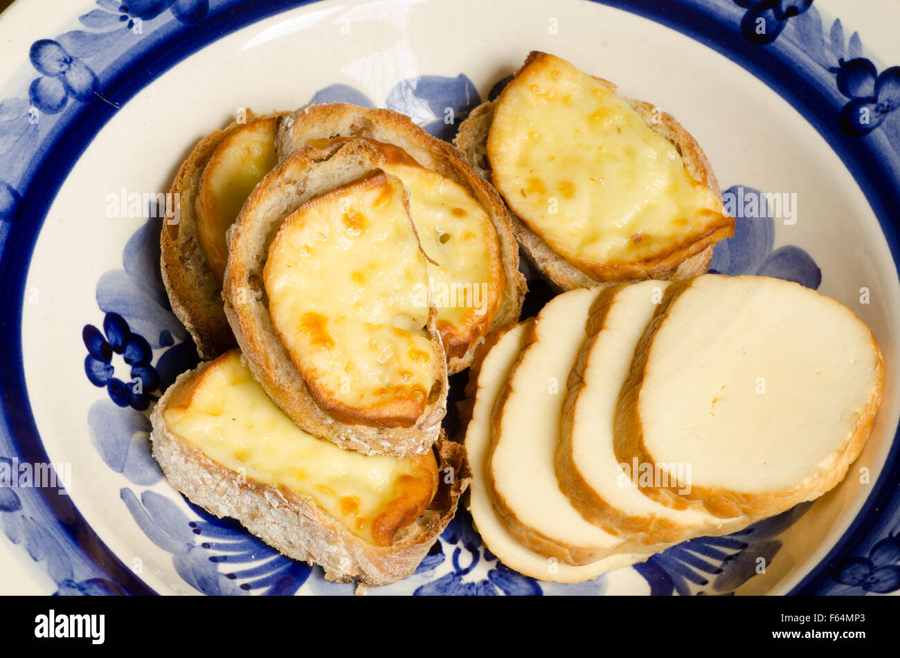 Crostini con il tradizionale formaggio oscypek Foto Stock