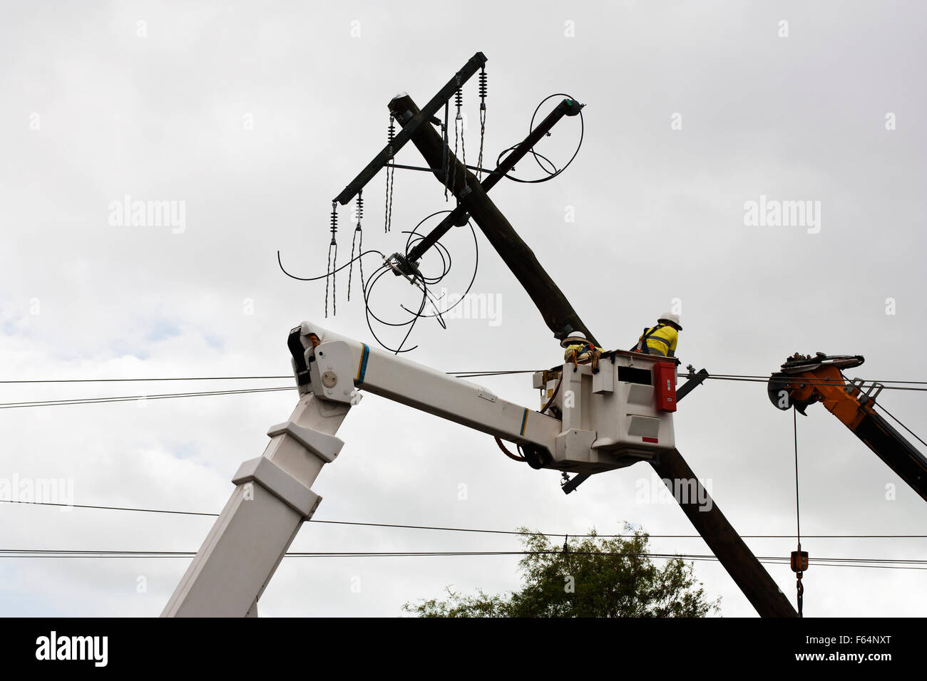 Riparare l uomo il fissaggio e la sostituzione di un sondaggio di elettricità Foto Stock