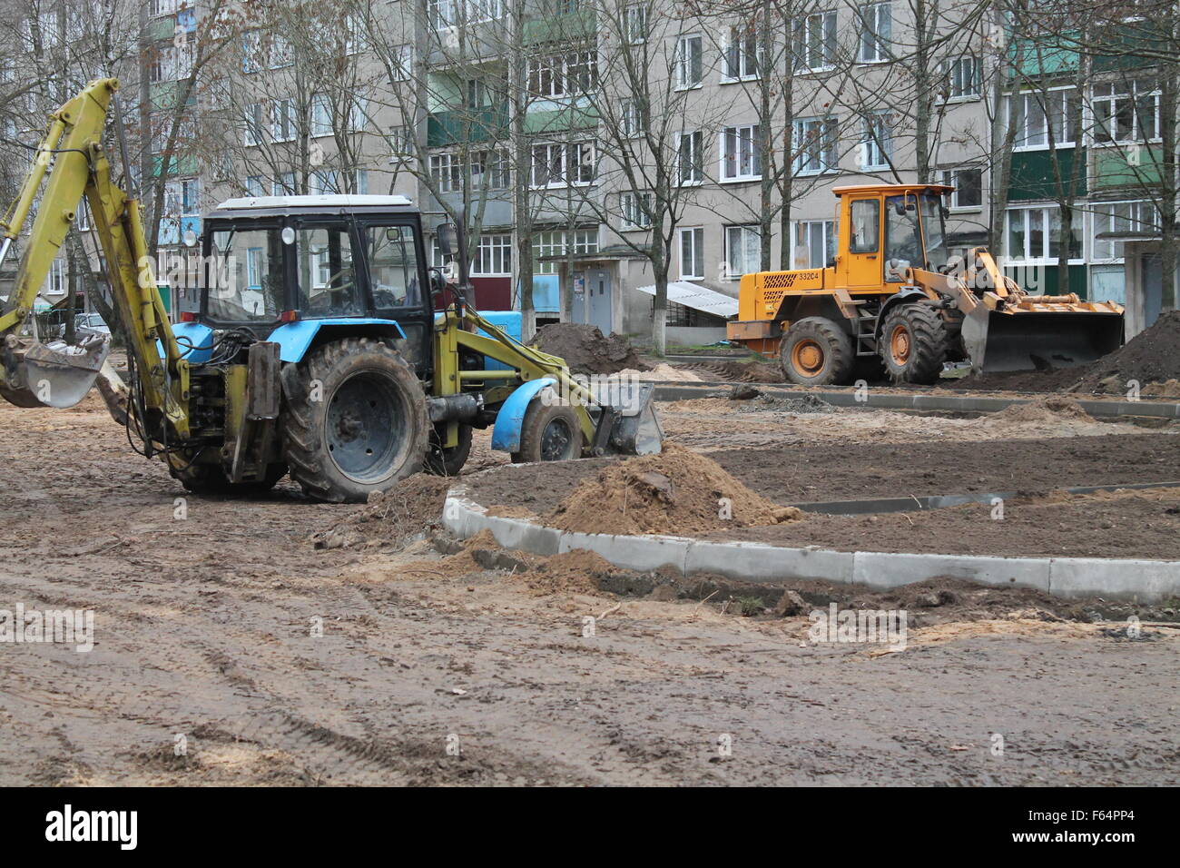 Due di metallo fatta di trattore nuovo parco giochi sul cantiere della città Foto Stock