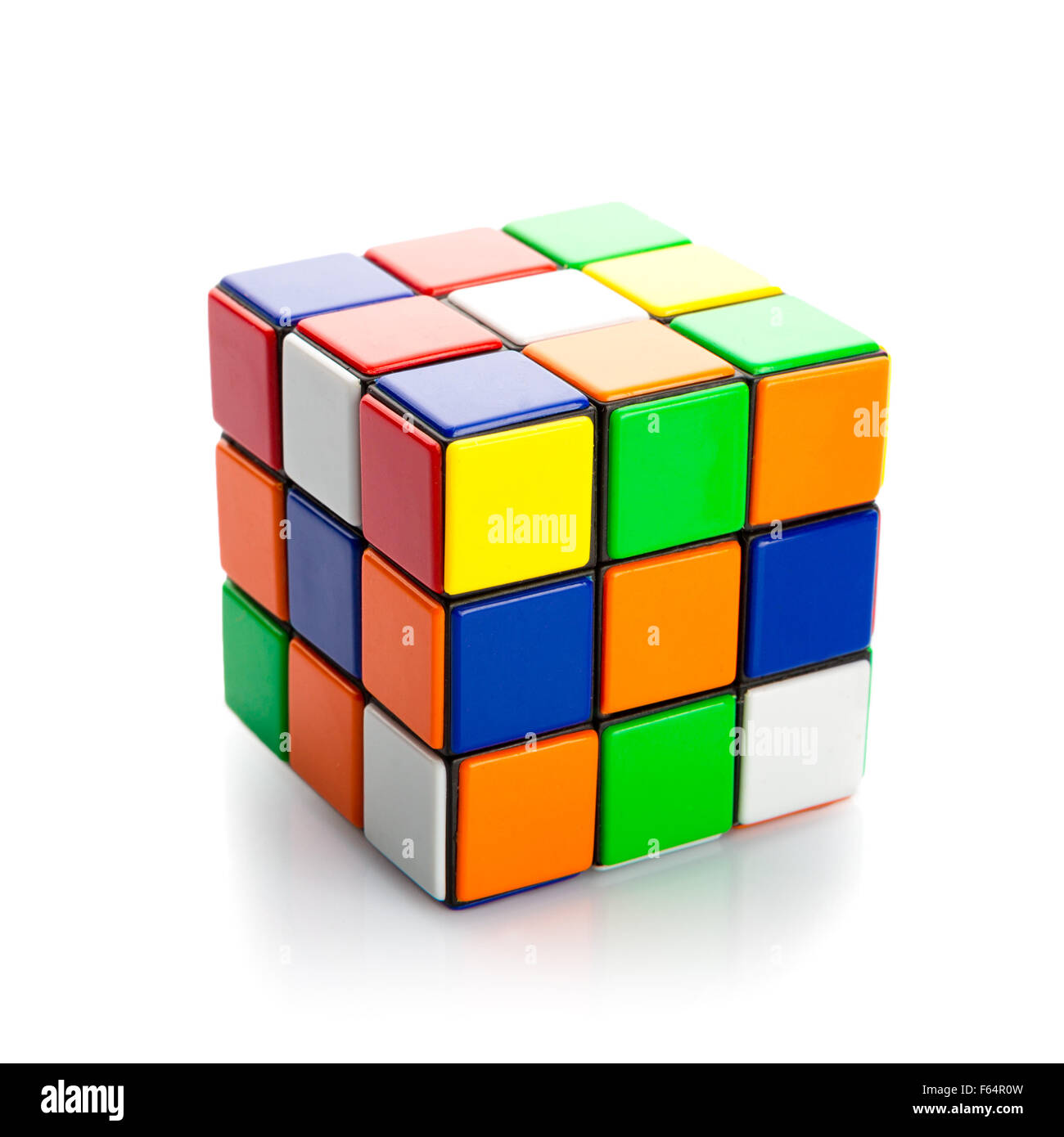 Cubo di Rubik su sfondo bianco Foto Stock