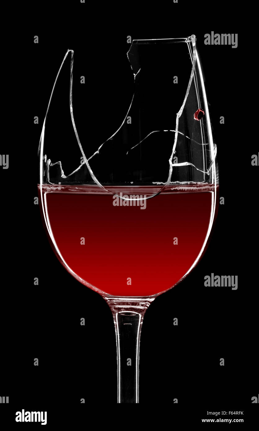 Il Vetro Rotto Di Vino Rosso Isolato Su Nero Foto Stock Alamy