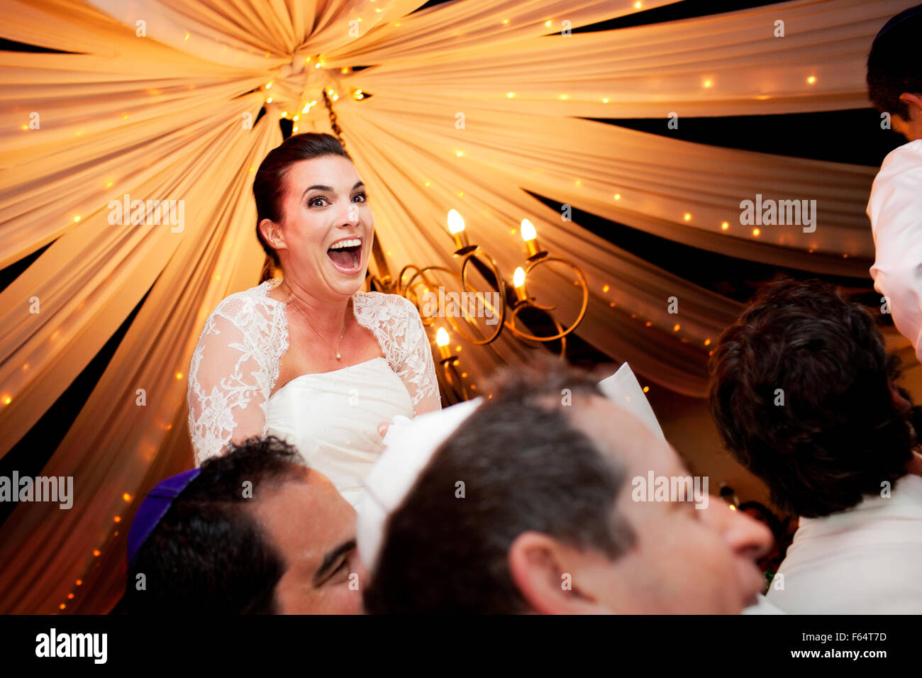 Bella Sposa ebraica sorridente durante l'hora ballo tradizionale. Nozze Foto Stock