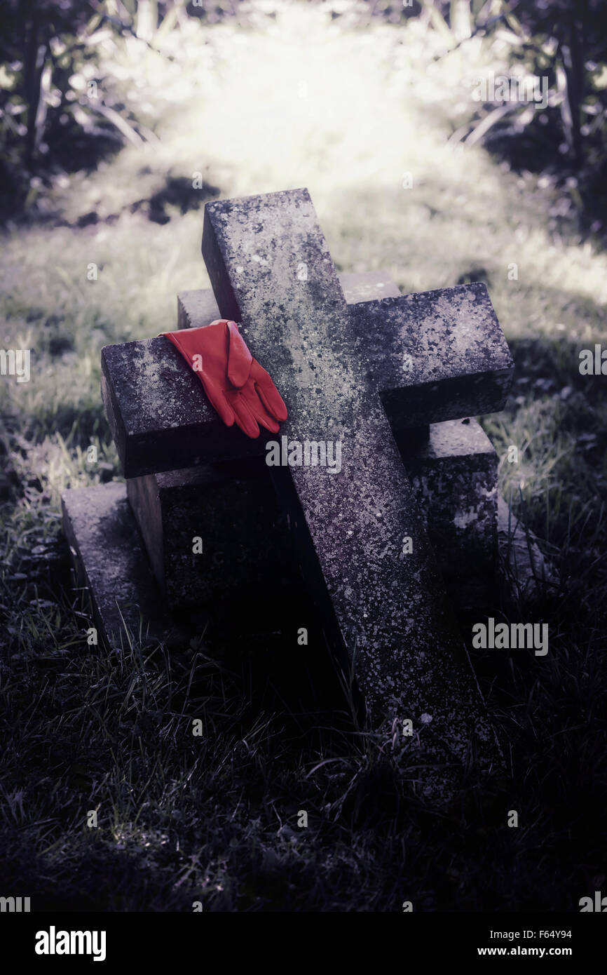 Un guanto rosso su una tomba Foto Stock