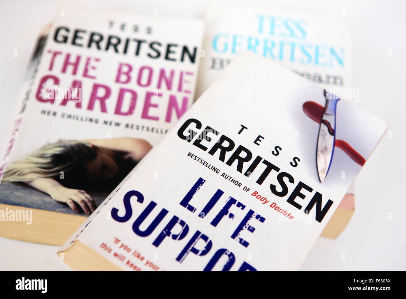 Libro in brossura romanzi da Tess Gerritsen un romanziere americano noto per il suo medico e thriller romantico Foto Stock